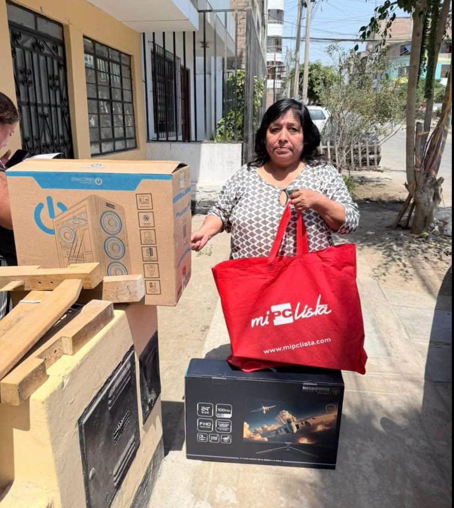 Clienta en la calle con la bolsa de su compra y las cajas de su PC y monitor