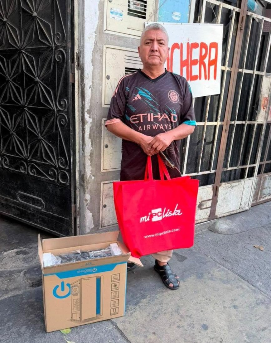 Cliente en la calle con la caja de su PC gamer recién comprada