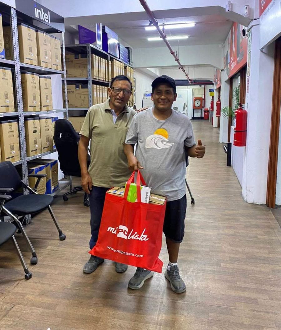Dos clientes con su compra dentro de la tienda en Jr. Ilo